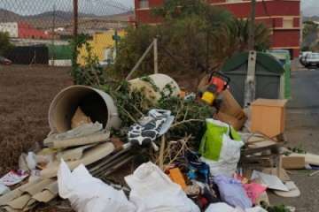 Restos de material con amianto en diversos puntos del municipio (Foto TA)